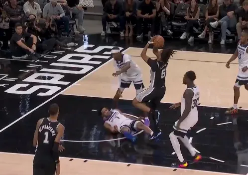 卡斯尔反击抛投打进2+1，马刺打出一波9-0领先到13分分差
